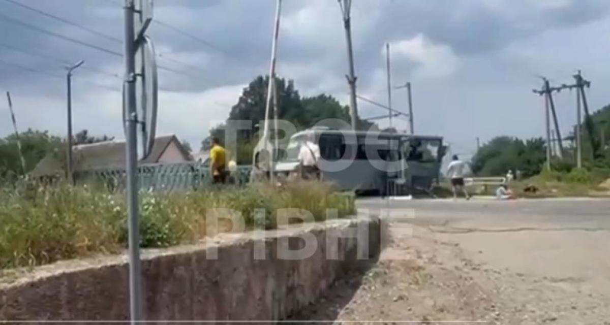 Смертельна ДТП на Рівненщині: у Квасилові потяг зіткнувся з маршруткою (ДОПОВНЮЄТЬСЯ)