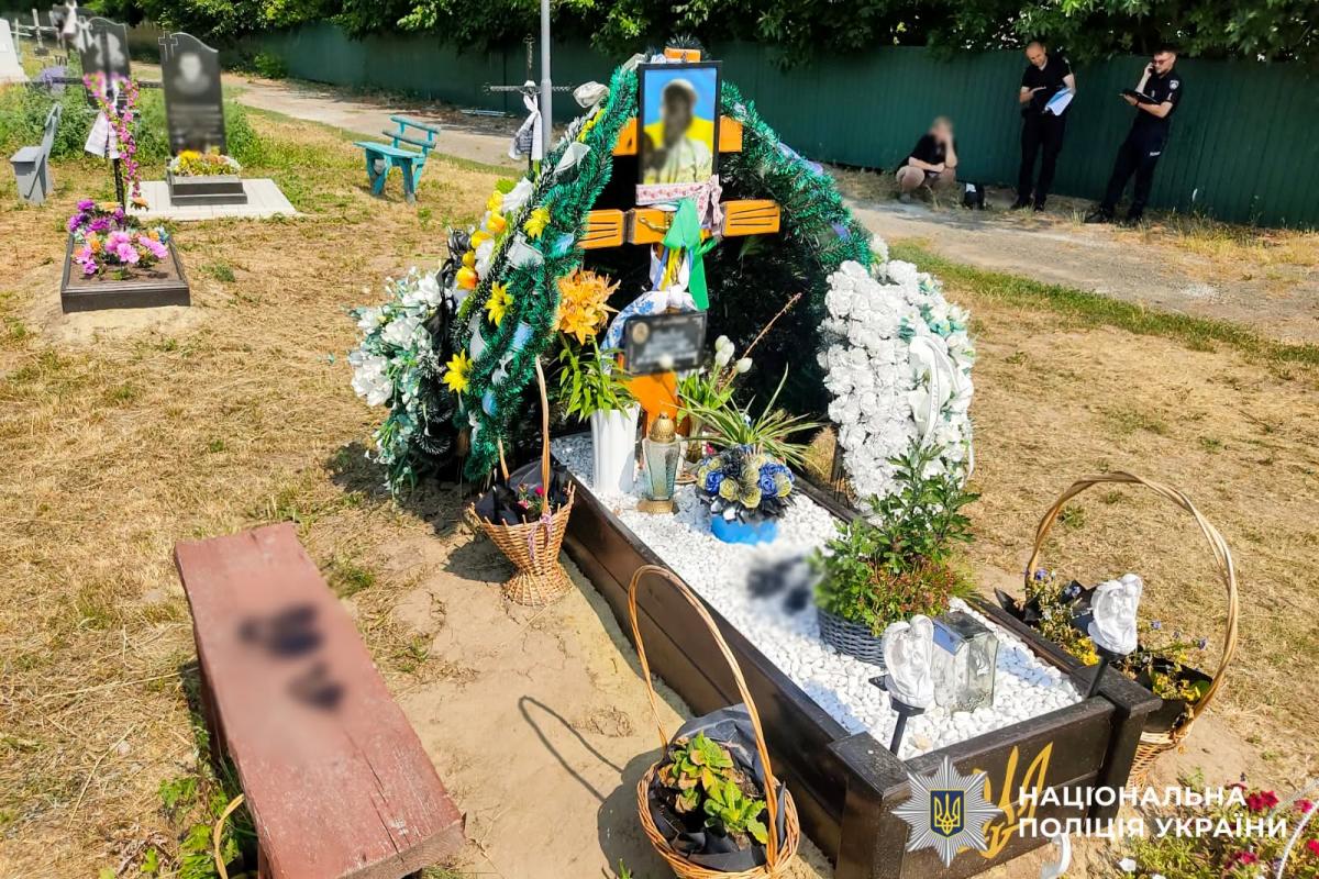 На Рівненщині осквернили могилу загиблого захисника України: поліція розшукує зловмисника