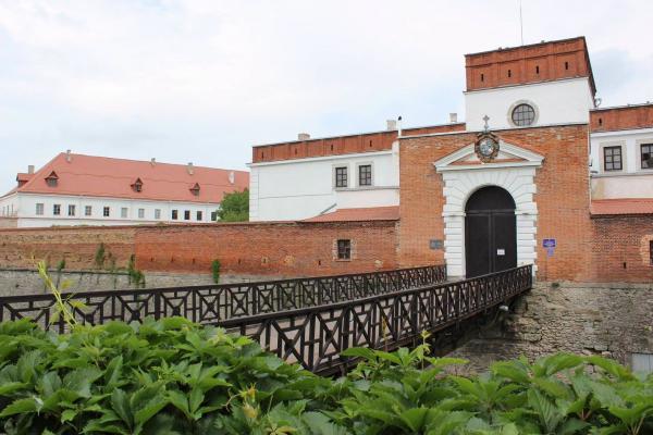 Рівненська облрада закликає Кабмін підвищити зарплати працівникам культури та профінансувати охорону спадщини