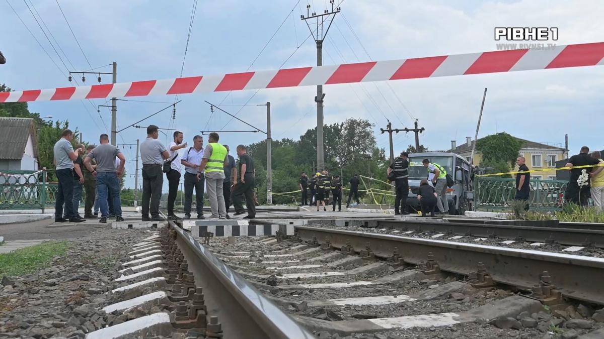 Страшна аварія на переїзді у Квасилові: 4 загиблих, 11 травмованих (ВІДЕО)