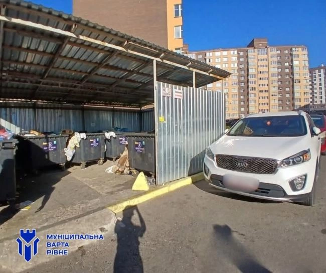 У Рівному водії паркуються біля сміттєвих майданчиків (ФОТО)