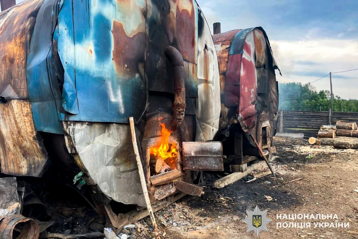 На Рівненщині поліцейські виявили нелегальне випалювання деревного вугілля