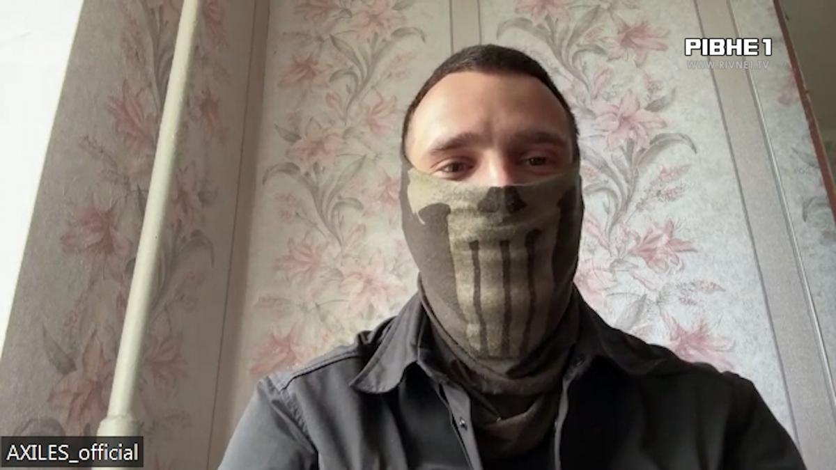 Свята бандура з фронту: випускник рівненського ліцею врятував національний інструмент із розбитої школи на Донеччині (ВІДЕО)