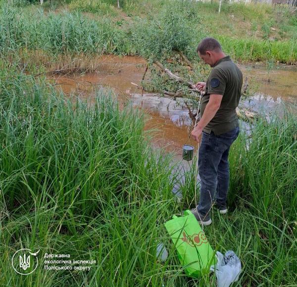 Екоінспекція досліджує можливе забруднення річки Замчисько у Костополі