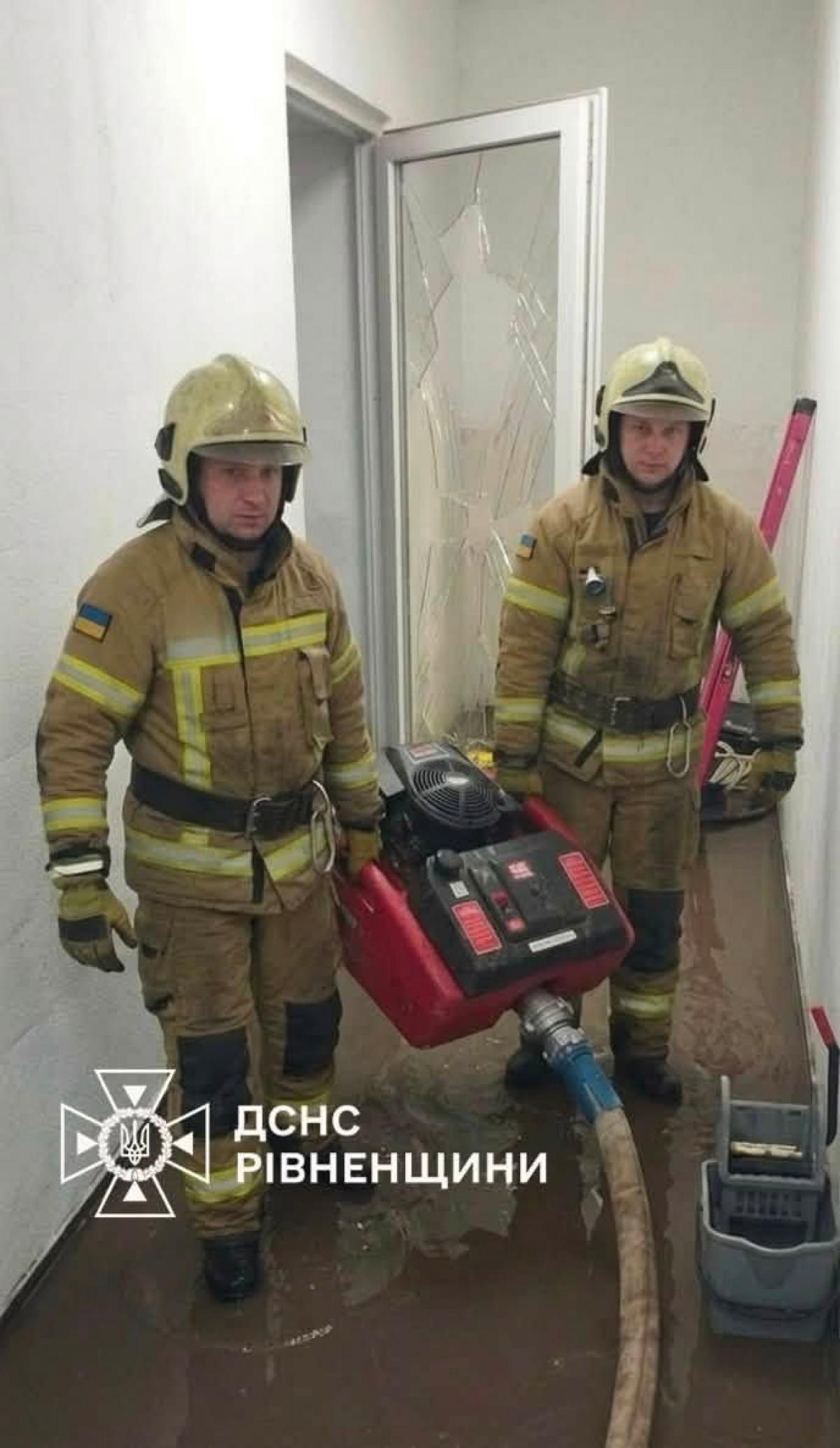 У Рівному ліквідовують наслідки негоди: підтоплено приміщення житлового будинку (ФОТО)