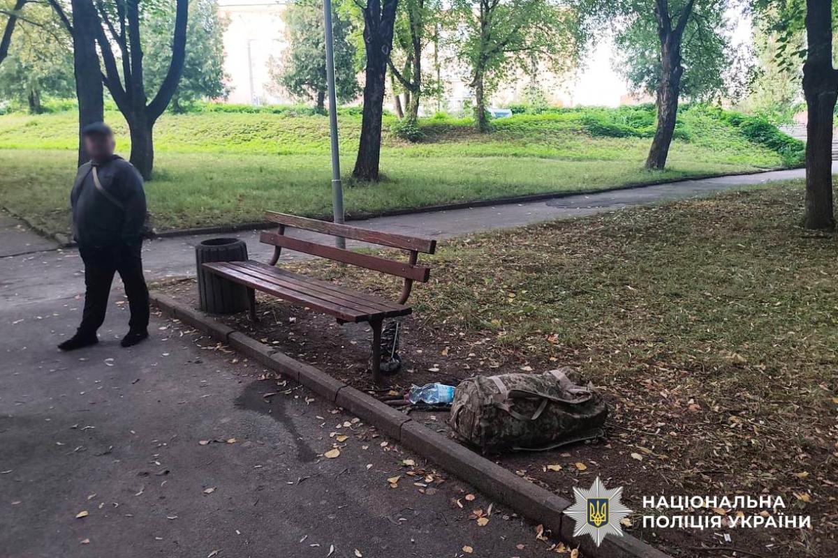 У центрі Рівного чоловік побив та пограбував перехожого: нападника затримали очевидці