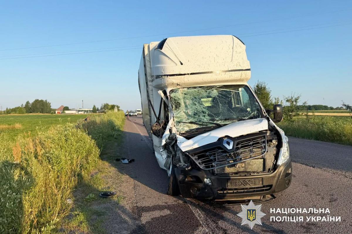Вантажівка врізалася у трактор на Варащині: постраждалий водій у мозковій комі