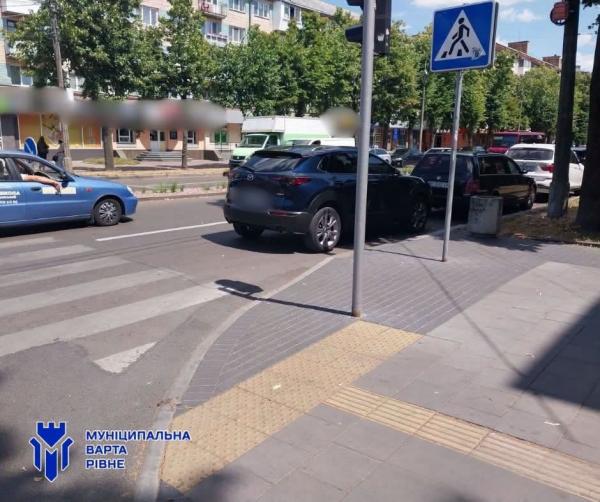 У Рівному водіям нагадали про штраф за паркування ближче ніж за 10 метрів до перехрестя