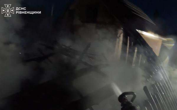 На Рівненщині через пожежу згоріли мотоцикл, електромопед і господарська будівля (ВІДЕО)