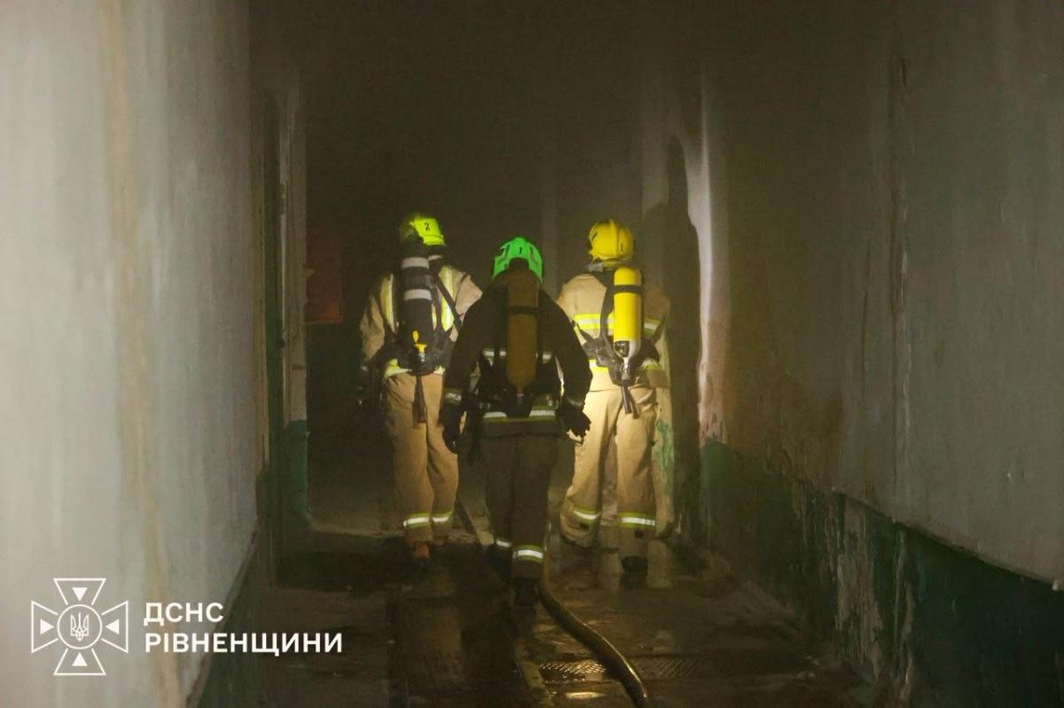 Масштабна пожежа у Рівному: вогонь охопив виробничу будівлю на вулиці Фабричній