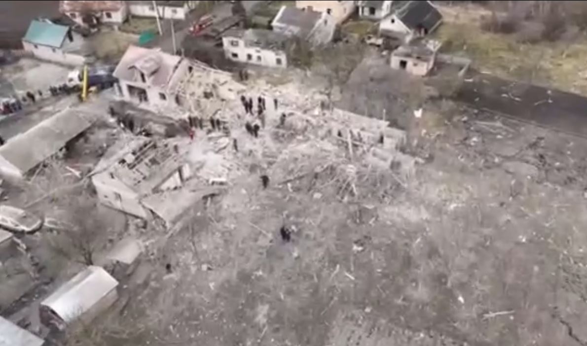 Наслідки падіння ракети у Золочівському районі - стопкадр з відео телеграм-каналу Максима Козицького, Львівська ОВА