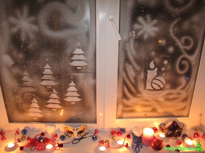 клеїмо сніжинки на вікно