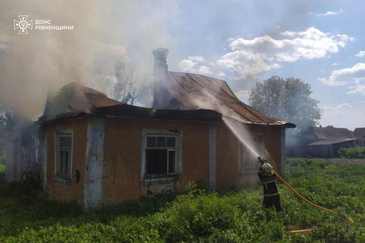 На Рівненщині рятувальники ліквідували пожежу неексплуатуючого житлового будинку