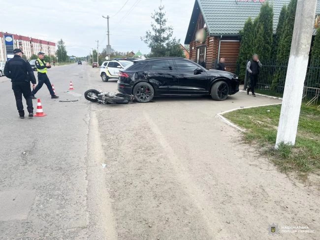 На Рівненщині мотоцикліст врізався у припарковану «Audi Q8»