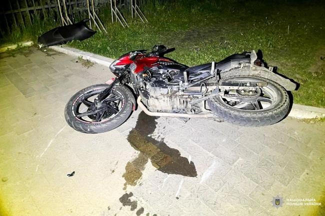 На Рівненщині неповнолітній мотоцикліст зіткнувся з авто