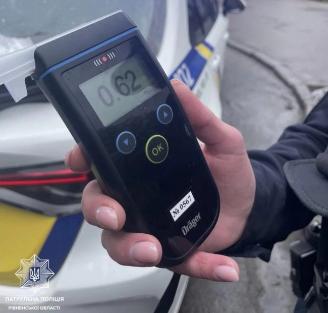 На Рівненщині шукали винуватця ДТП, а знайшли п`яного водія
