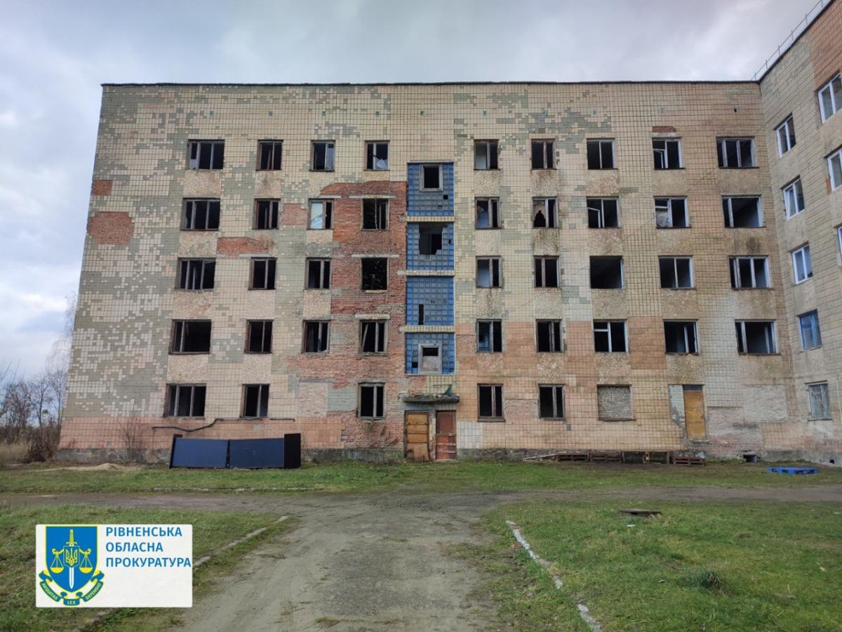 Суд зобов`язав Клеванську селищну раду прийняти гуртожиток у власність після кількох років бездіяльності