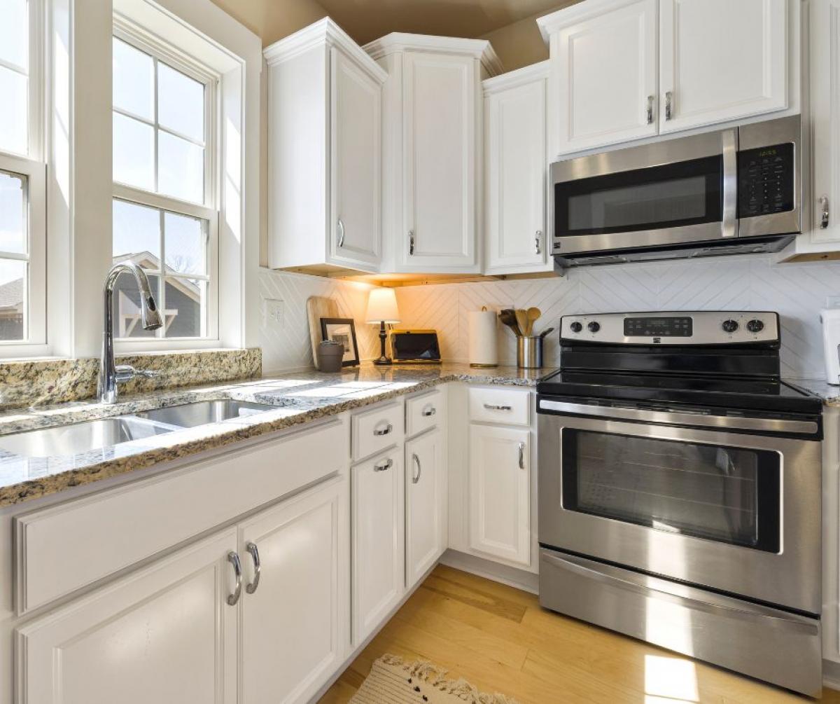 Як облаштувати зону для духовки під час ремонту на кухні — помилки, яких слід уникати