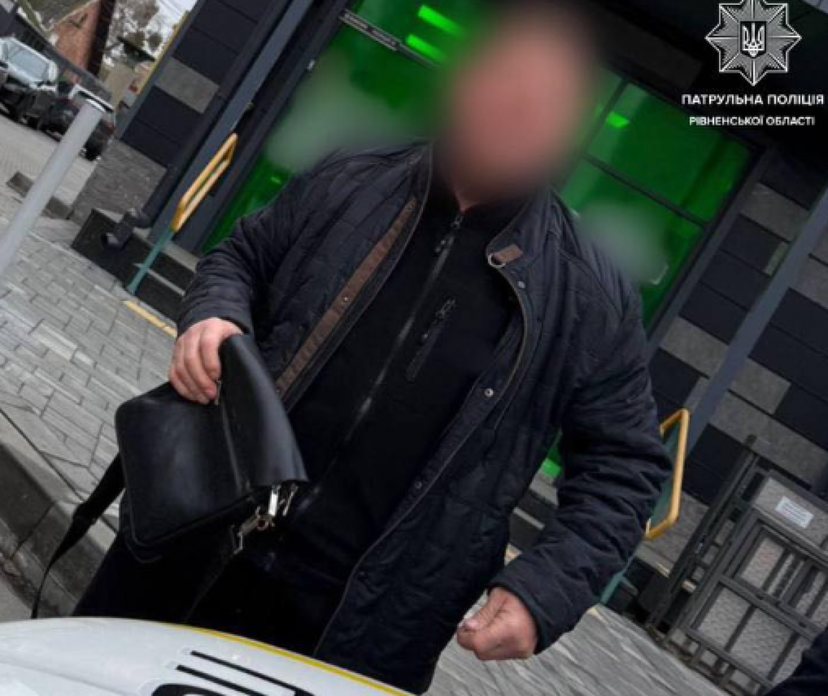 Рівненські патрульні повернули загублені речі власникам