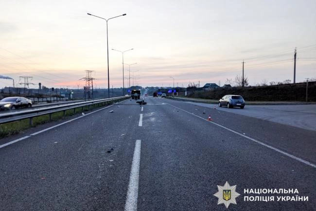 На трасі в Рівненському районі мотоцикл в`їхав у мікроавтобус: є постраждалі