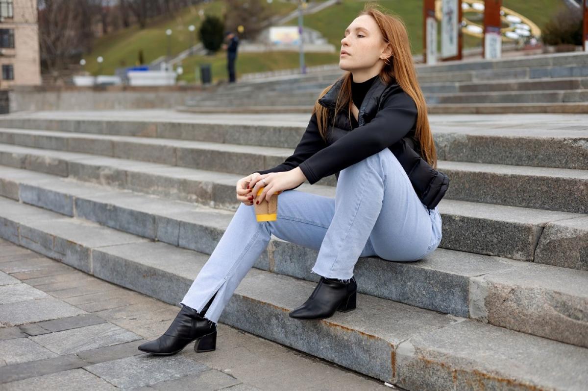 Як стильно поєднувати джинси з високими чоботами?