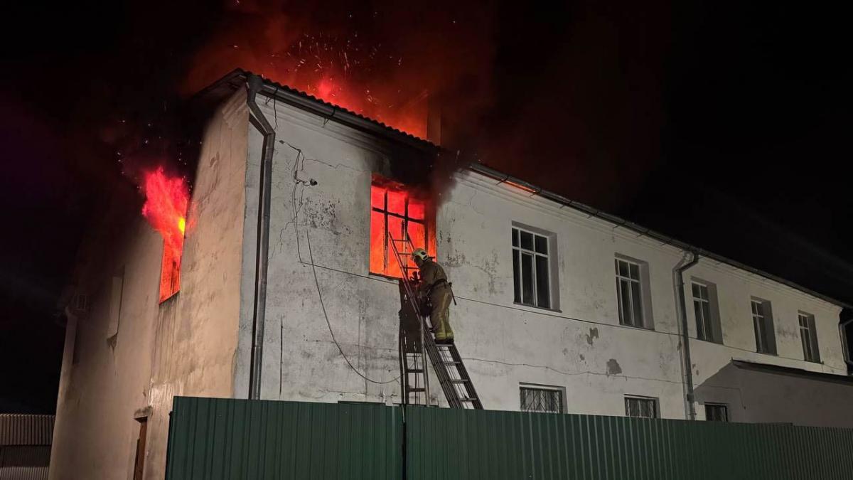 У Березному сталася пожежа в двоповерховій будівлі