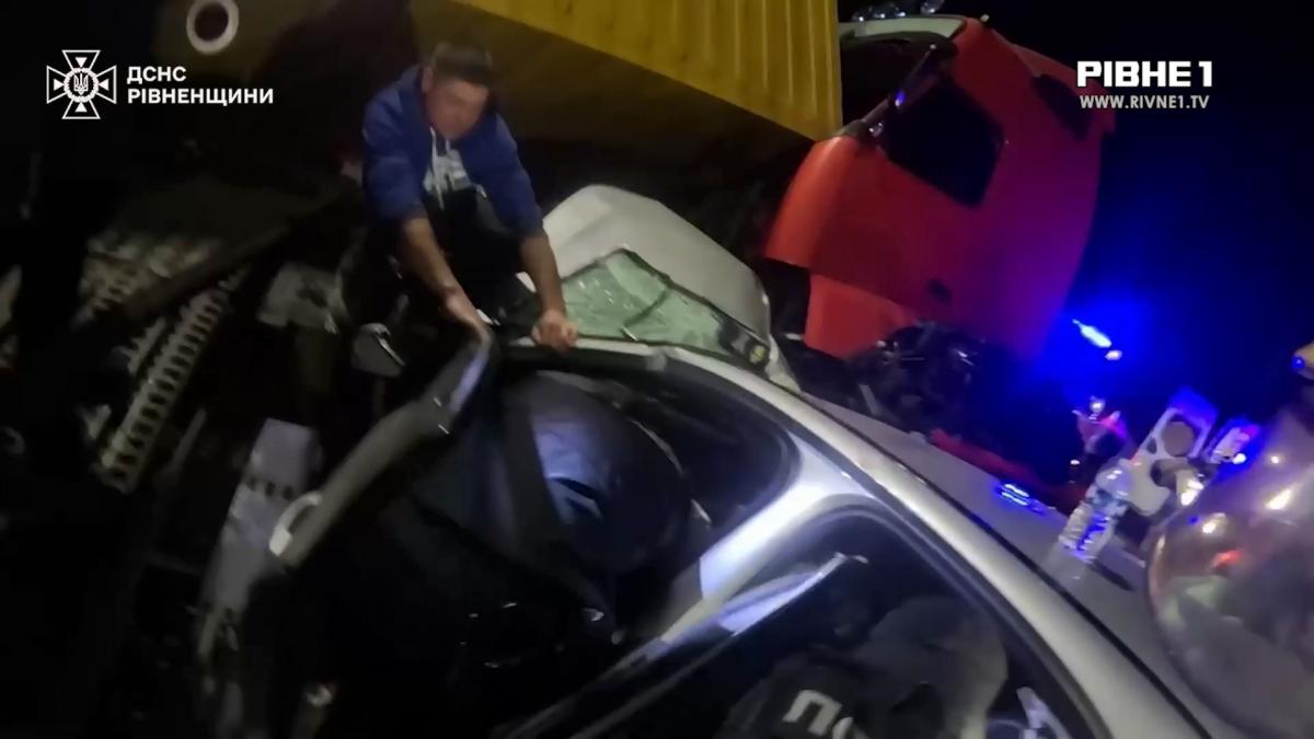  Ексгравець збірної України разом із родиною потрапив у ДТП на Рівненщині: що відомо (ВІДЕО)