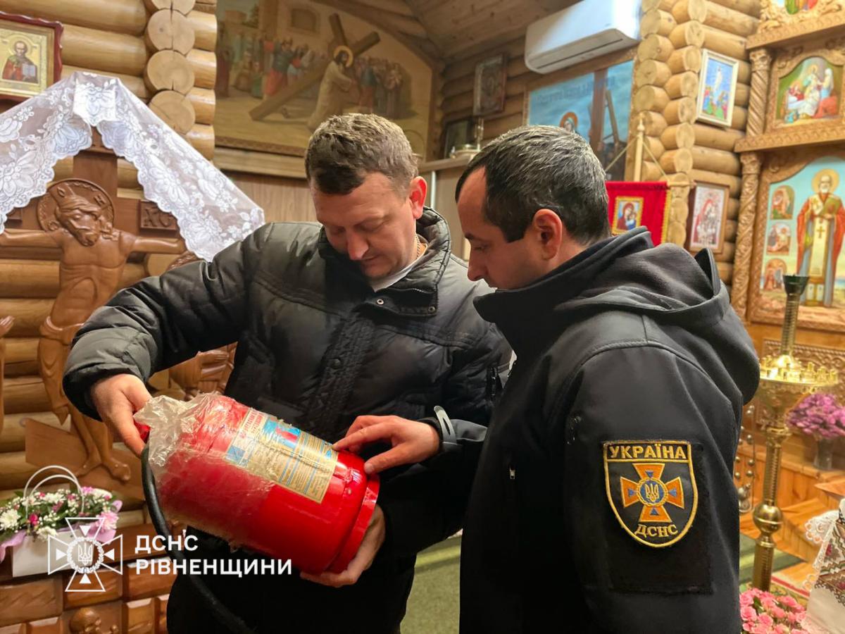 На Рівненщині рятувальники перевіряють пожежну безпеку в храмах перед святами