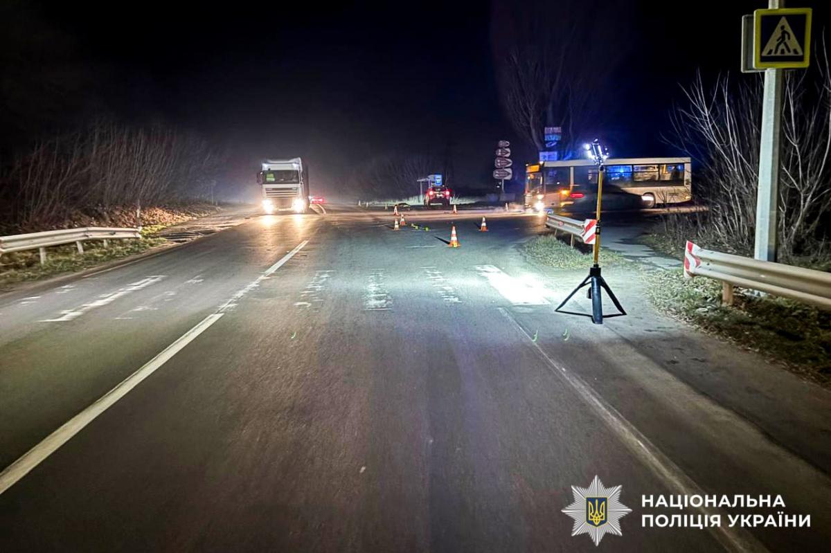 На Рівненщині під колесами фургона загинула пішохідка