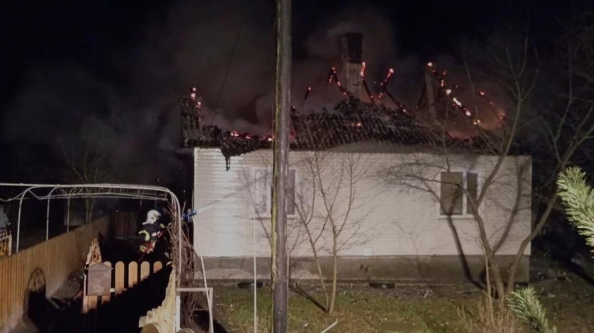 Нічна пожежа на Рівненщині: у Чучевому горів житловий будинок, власник у лікарні