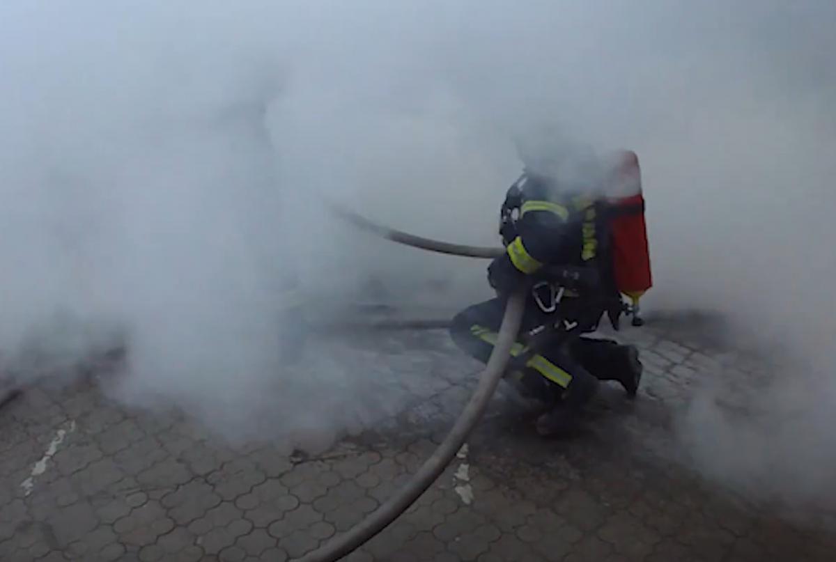 У Рівному на вулиці Київській загорівся легковий автомобіль (ВІДЕО)