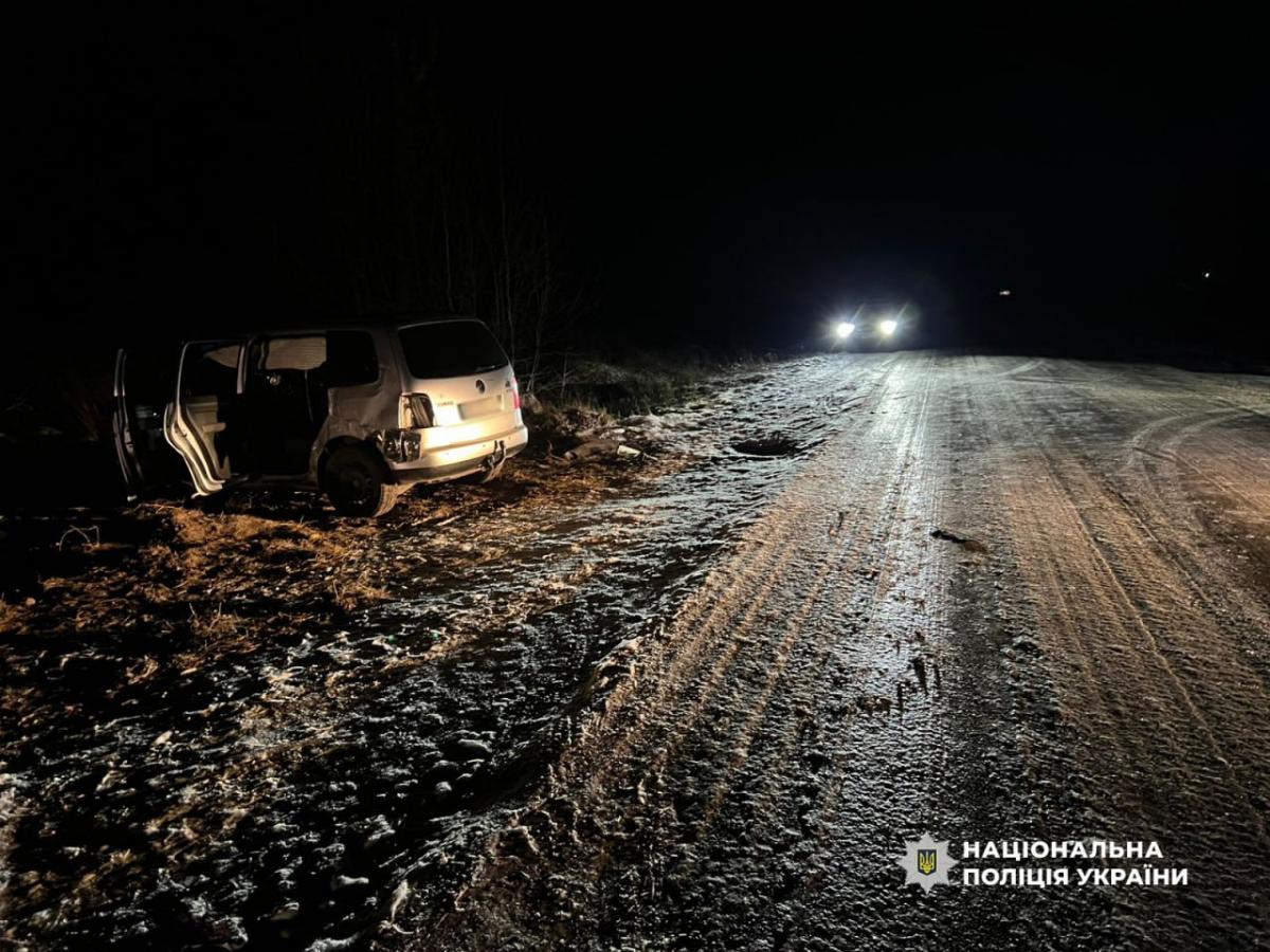 Автомобіль злетів у кювет: на Острожчині загинув пасажир кросовера