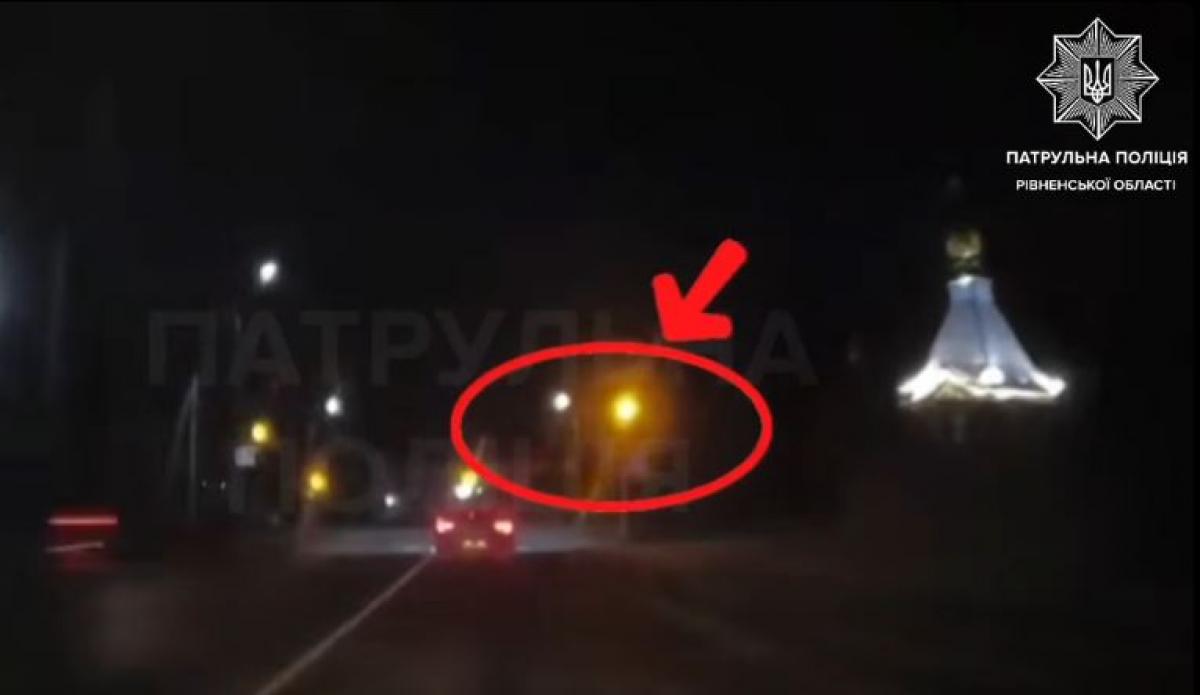 Проїхали на «червоне» і були напідпитку: у Рівному склали протоколи на двох водіїв