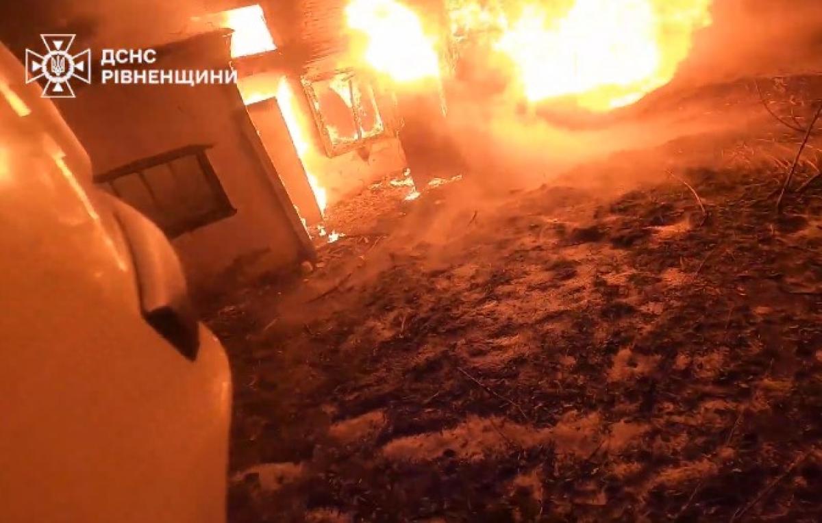 На Чорновола в Рівному горіла господарська будівля (ВІДЕО)