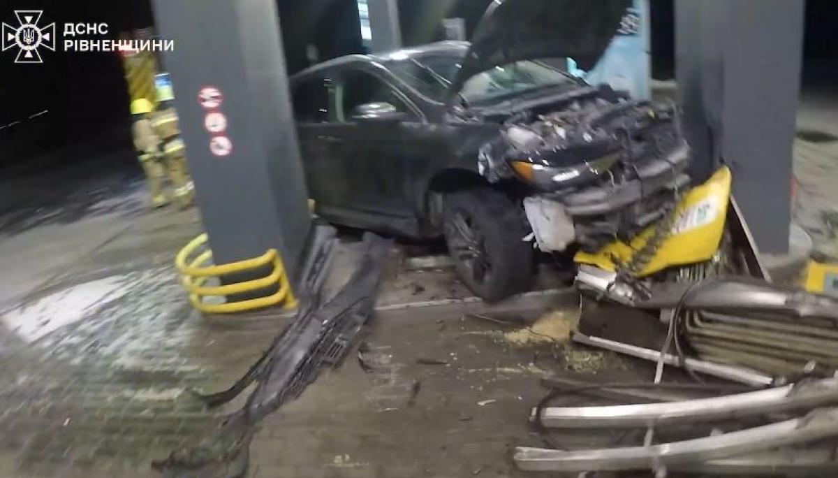 Запобігли пожежі: у ДСНС повідомили деталі нічної ДТП на АЗС біля Рівного (ВІДЕО)