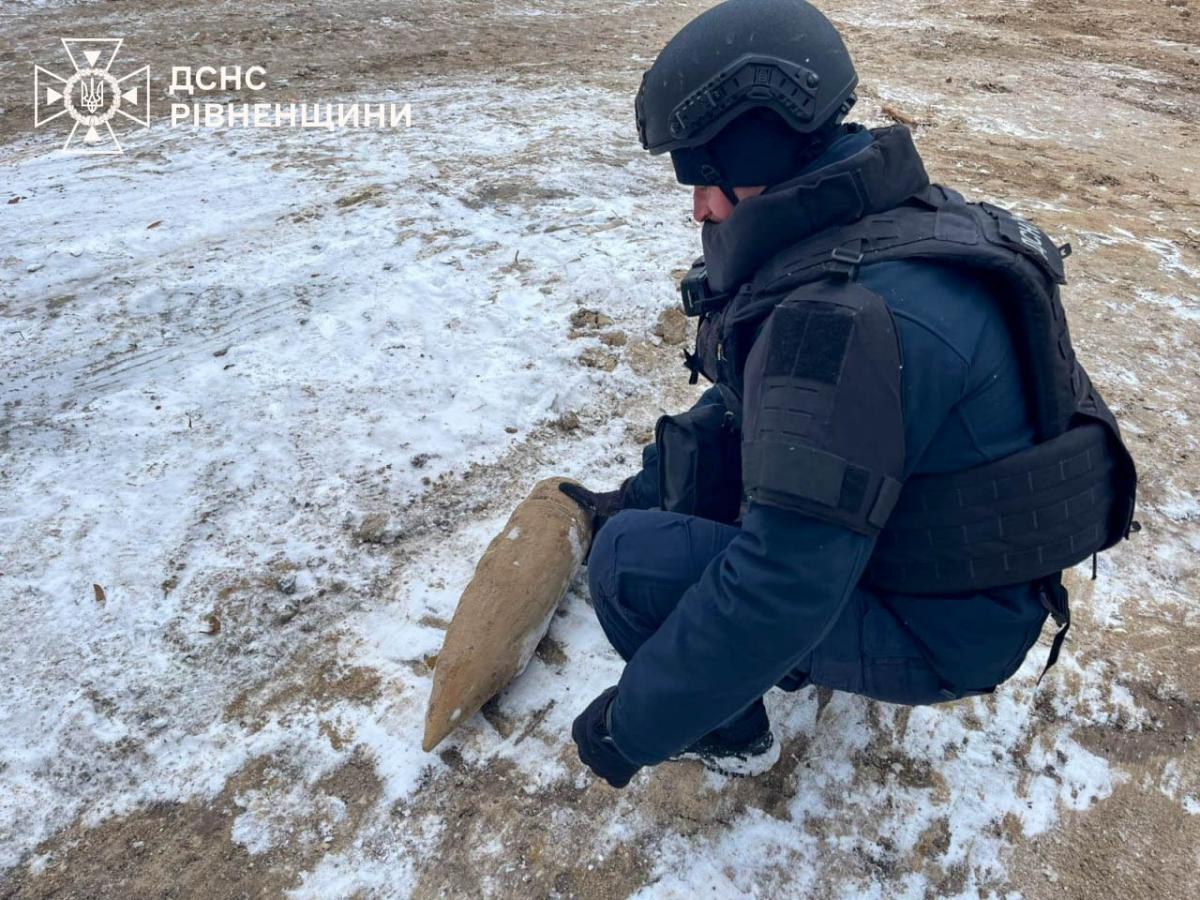 У Рівненському районі піротехніки знищили боєприпас Другої світової