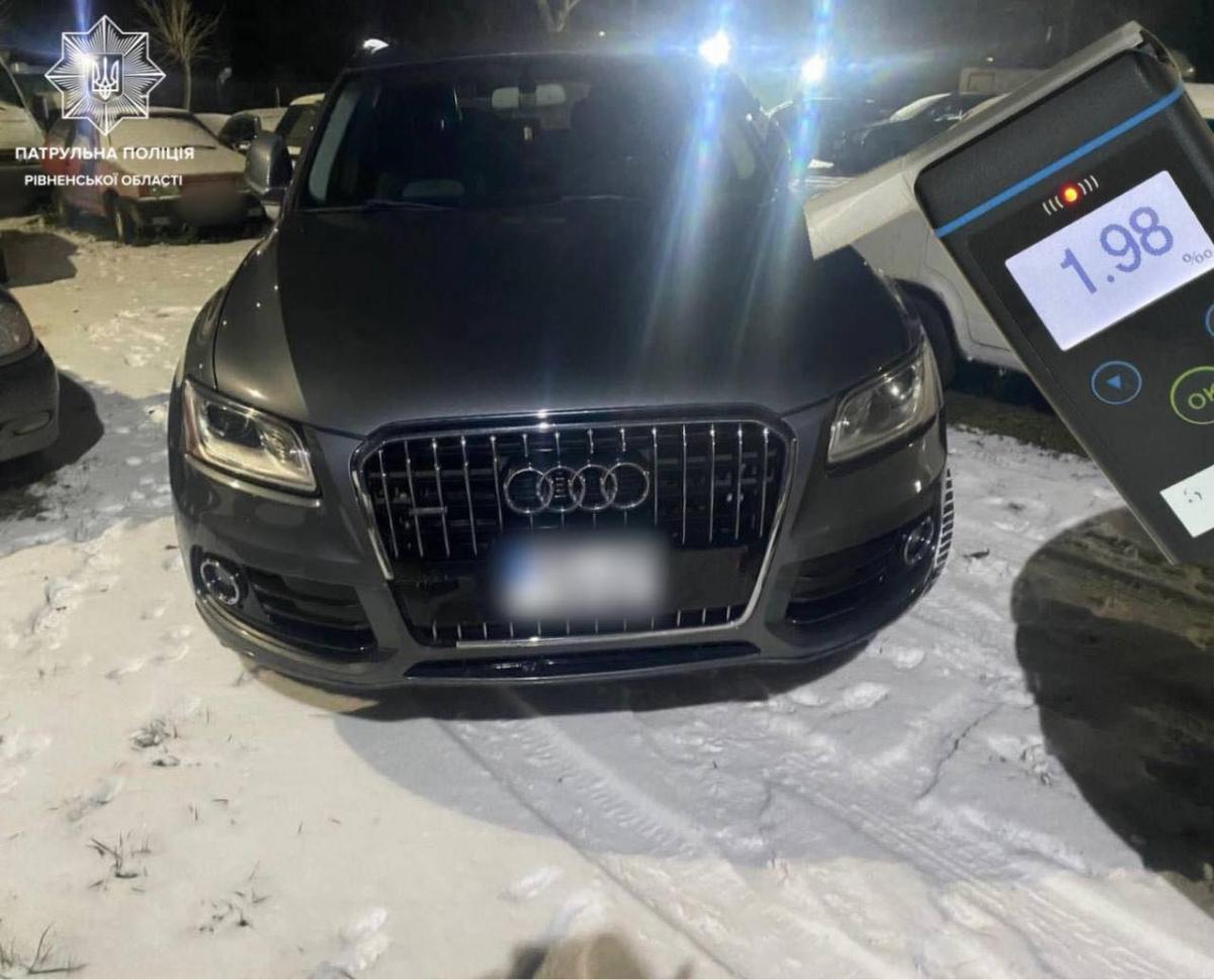 Їхав без фар: у Рівному зупинили нетверезого водія Audi