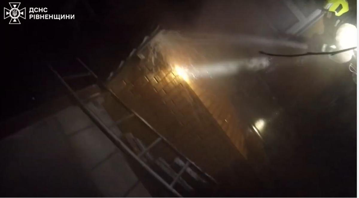 У Корнині горіла господарська споруда: вогонь ледь не перекинувся на будинок (ВІДЕО)