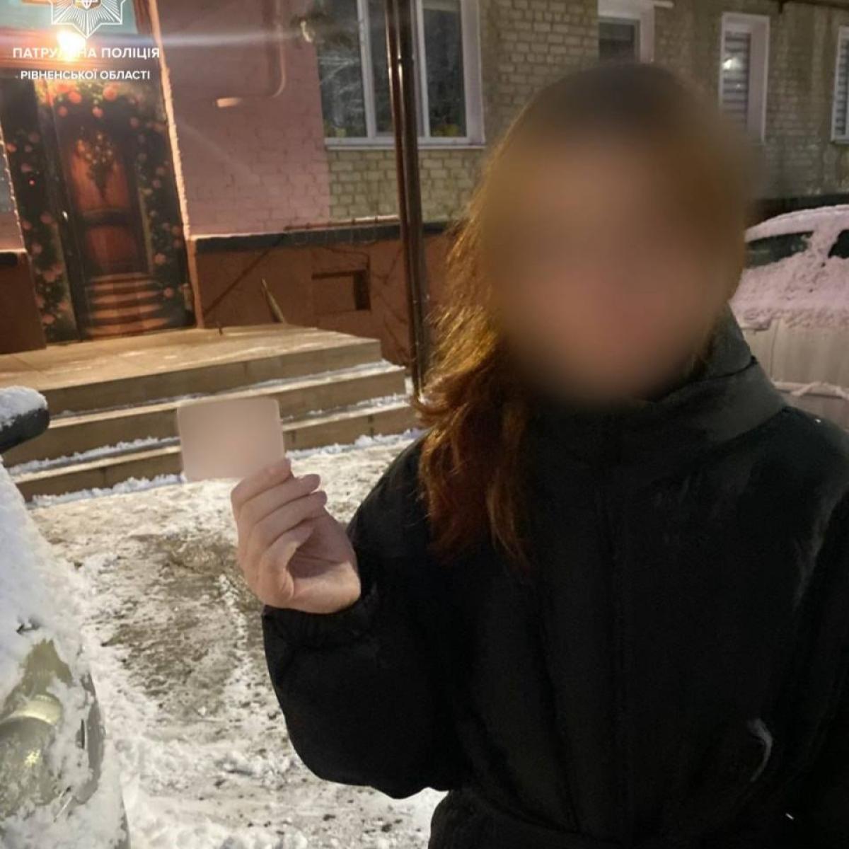 Патрульні у Рівному повернули жінці загублене посвідчення водія
