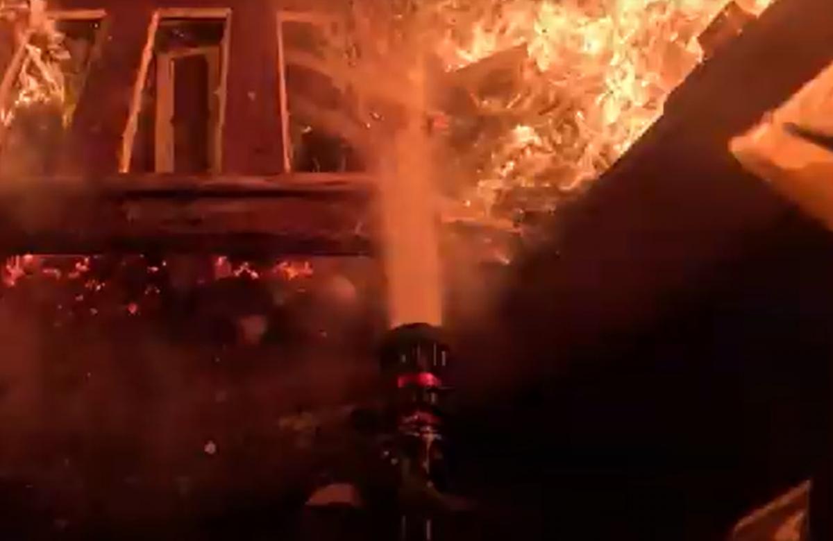 На Дубенщині рятувальники майже 4 години гасили пожежу в житловому будинку (ВІДЕО)