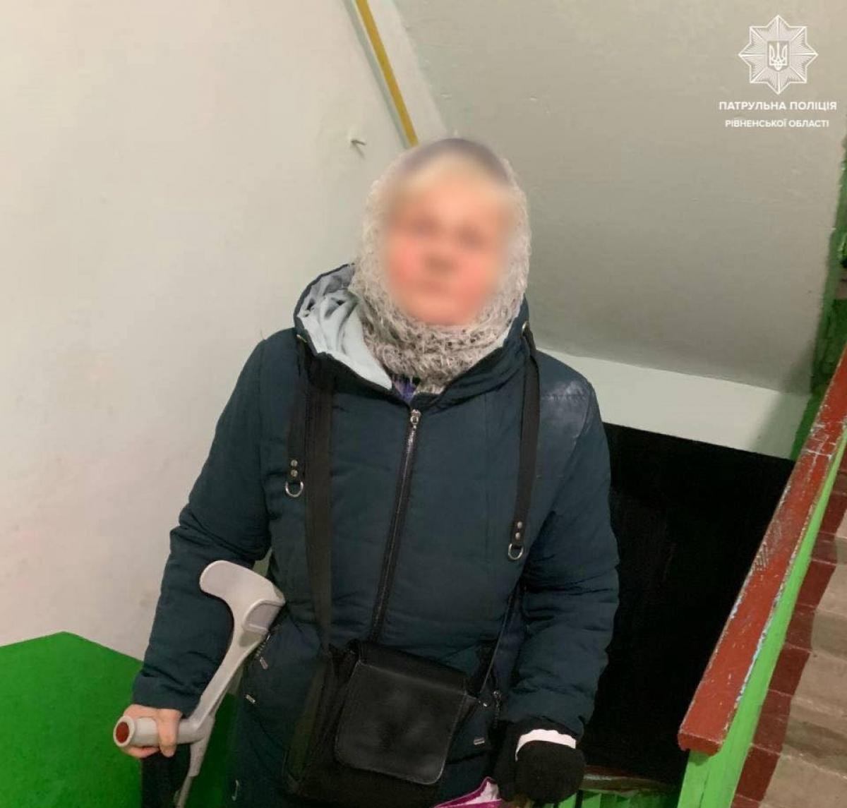 Пішла на прогулянку і заблукала: у Рівному патрульні допомогли пенсіонерці повернутися додому