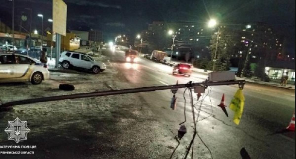 У Рівному водій вантажівки пошкодив електрокабель (ФОТО)