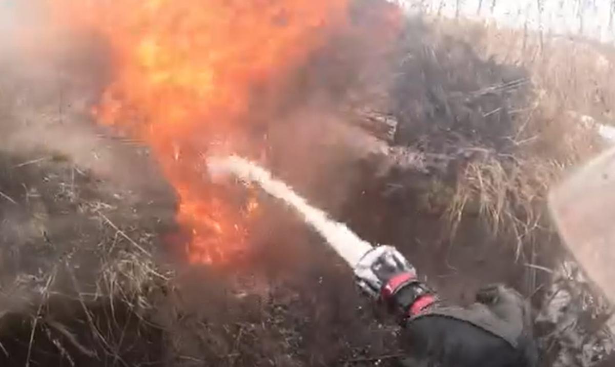 У Рівному під час пожежі на відкритій території рятувальники врятували чоловіка