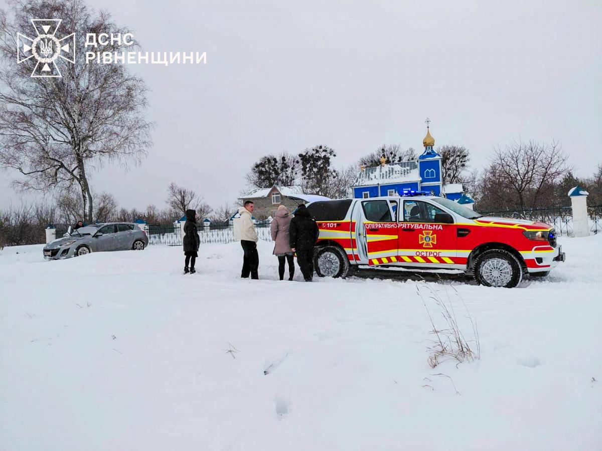 Шістьох дітей та трох дорослих визволяли рятувальники зі снігової пастки на Рівненщині (ФОТО)