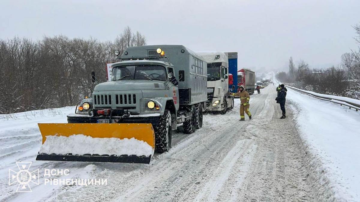 Рятувальники Рівненщини звільнили чотири фури зі снігових заметів (ФОТО)