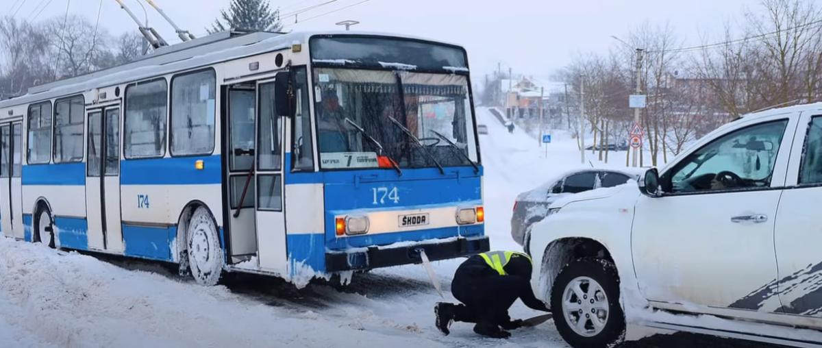 У Рівному патрульні допомогли тролейбусу подолати підйом під час негоди