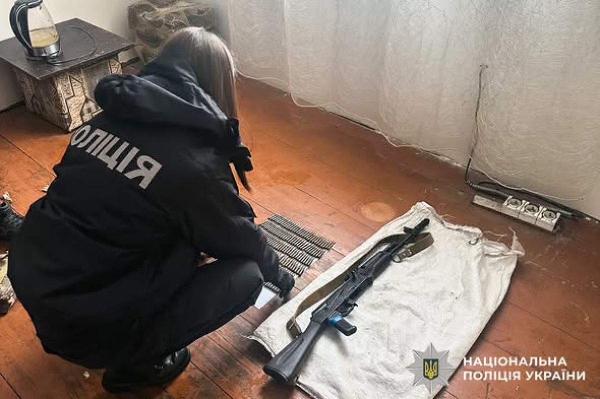 Житель села на Дубровиччині зберігав автомат та боєприпаси (ФОТО)