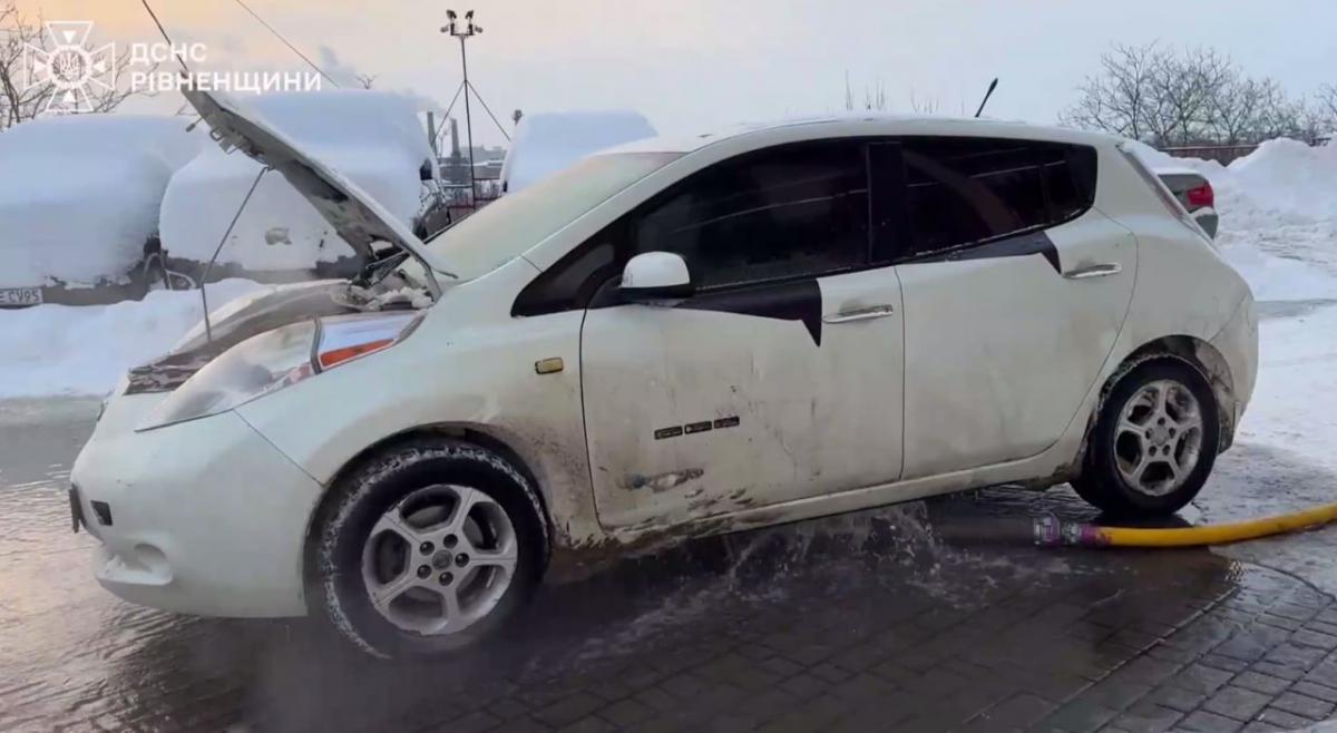 У Рівному рятувальники запобігли загорянню електромобіля