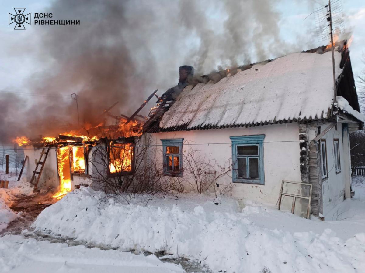 На Сарненщині рятувальники загасили пожежу в житловому будинку