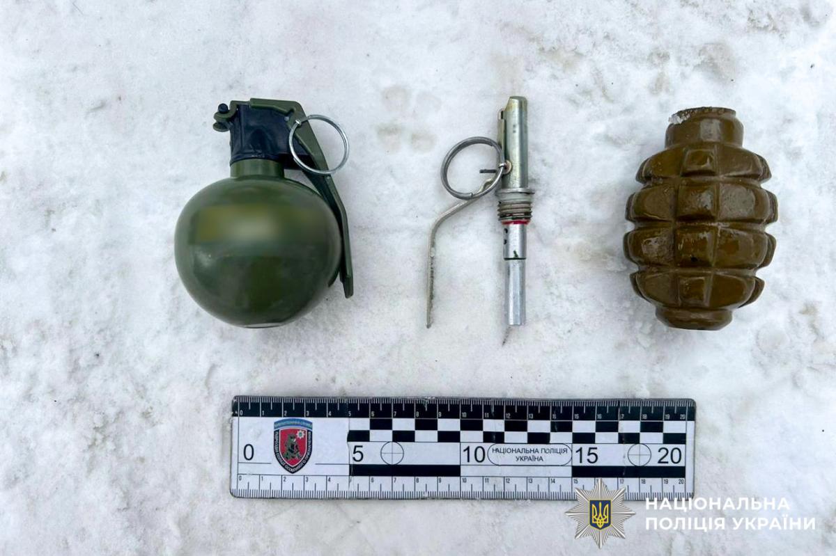 У Рівному затримали чоловіка з бойовою гранатою та наркотиками